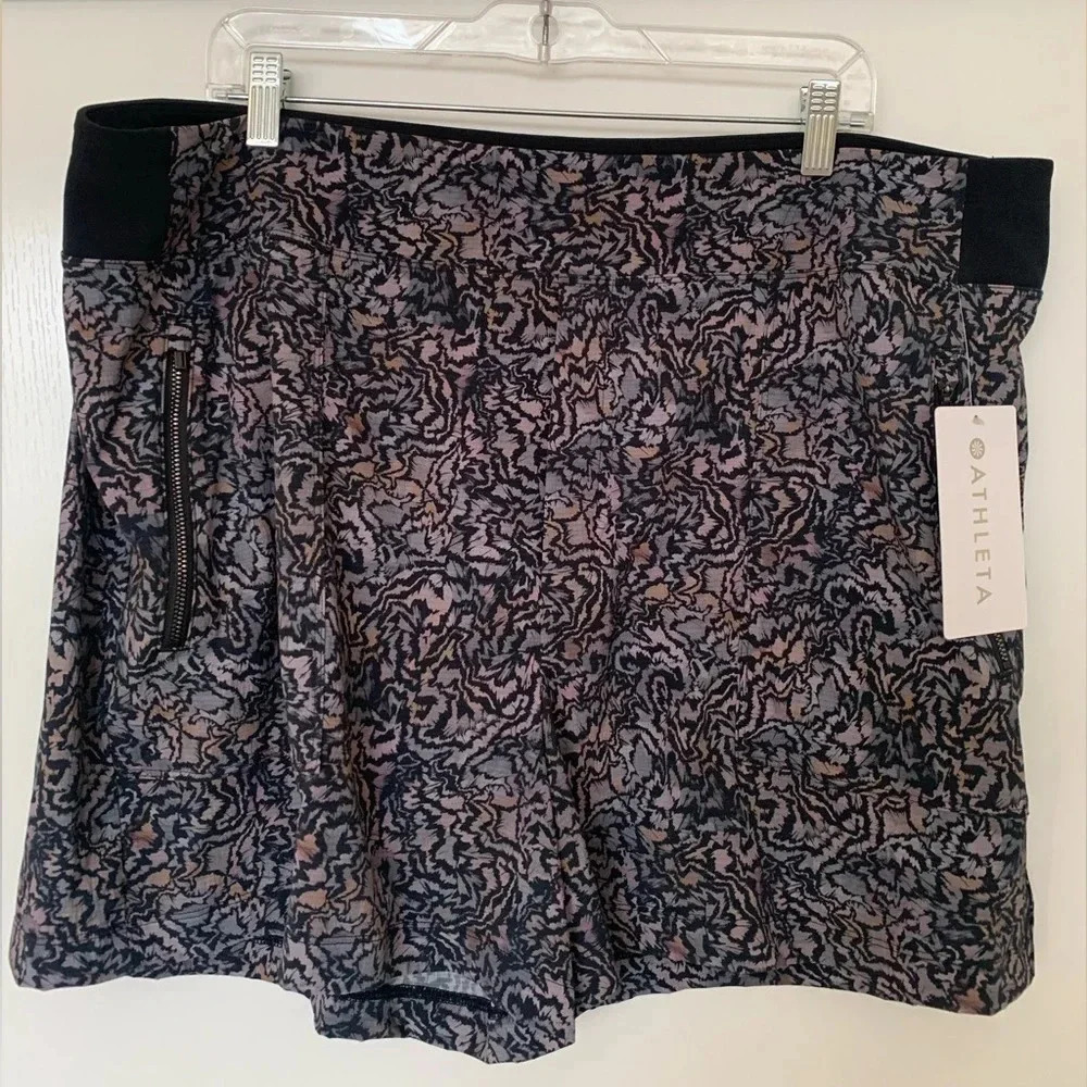 NWT Athleta Trekkie  North Shorts